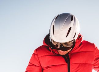 kask narciarski - kiedy jest obowiązkiem