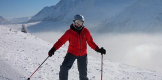 Narciarz w rękawicach i skarpetach narciarskich