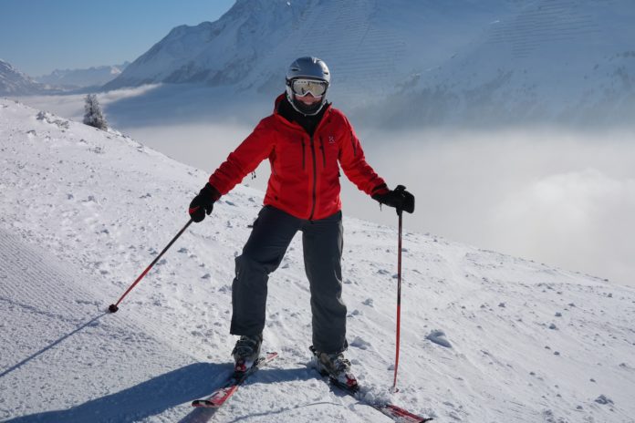 Narciarz w rękawicach i skarpetach narciarskich